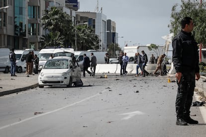 Inmediaciones de la Embajada de EE UU en Túnez, después del atentado, este viernes.