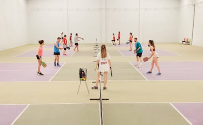 Varios jugadores en las instalaciones de Vila Pickleball.