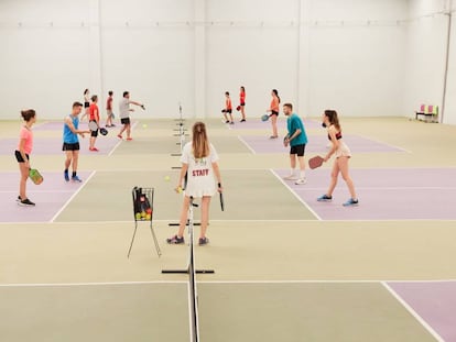 Varios jugadores en las instalaciones de Vila Pickleball.