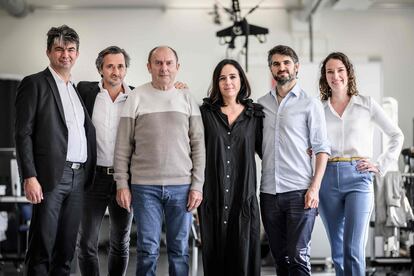 Marc Gauthier, en el centro, rodeado de los investigadores Tomislav Milekovic, Grégoire Courtine, Jocelyne Bloch, Eduardo Martin Moraud y Camille Varescon.
