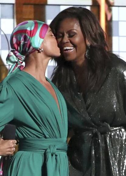 Alicia Keys besa a Michelle Obama en los Grammy.