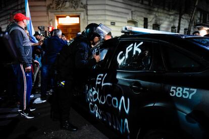 Un vehículo de la policía fue pintado con consignas a favor de la vicepresidenta.