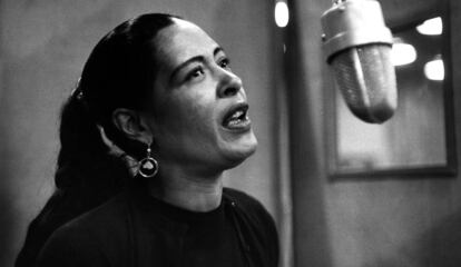 La cantante Billie Holiday, durante una sesión de grabación en 1957. 