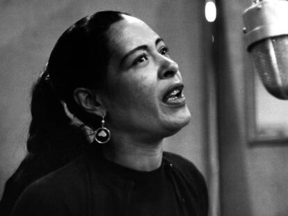 La cantante Billie Holiday, durante una sesión de grabación en 1957. 