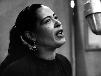 La cantante Billie Holiday, durante una sesión de grabación en 1957. 