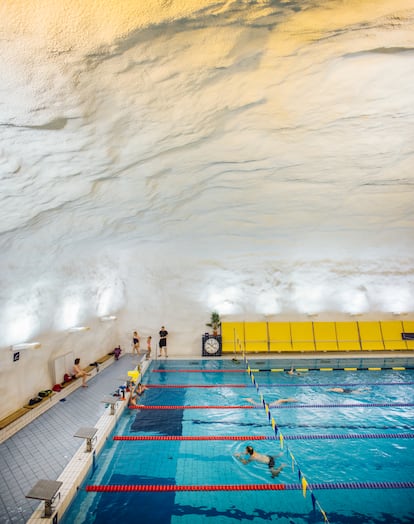 Una piscina olímpica en uno de los grandes espacios subterráneos preparados para funcionar como refugios civiles en caso de ataque en Helsinki. 