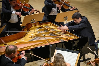 Javier Perianes dirigiendo desde el teclado a los integrantes de la Orquestra de la Comunitat Valenciana, el pasado 21 de junio en el Auditorio Nacional.