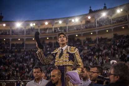 Sebastián Castella, a hombros en Madrid, en 2018.