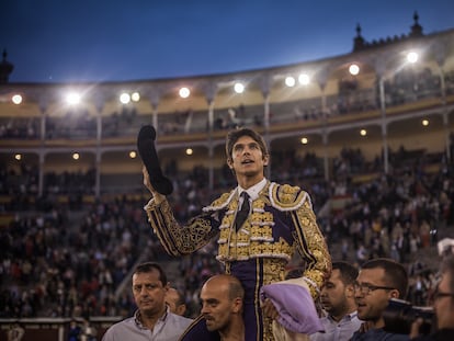 Sebastián Castella, a hombros en Madrid, en 2018.