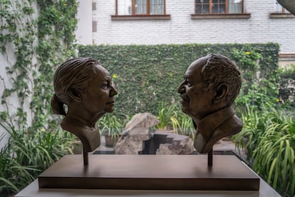 Una escultura de Gabriel García Márquez y su esposa, en su estudio en la colonia San Ángel de la Ciudad de México.