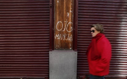 “Estamos perdiendo la personalidad de las ciudades. Pronto dará lo mismo estar en París, Berlín o Madrid. Todas serán iguales. Con centros plagados de grandes marcas de comida y ropa”, denuncia Gerardo Pérez, uno de los cuatro socios fundadores del Café Central, afectado por el fin de la renta antigua. En la foto, bar cerrado en la calle Castelló, en el barrio de Salamanca.