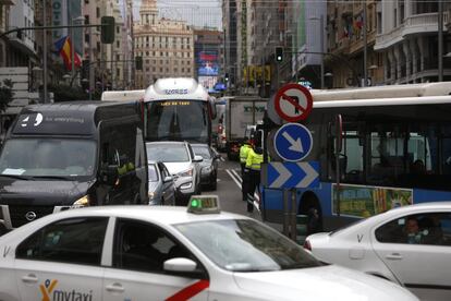 Aspecto de la Gran Vía de Madrid durante los cortes de tráfico en el centro de Madrid.