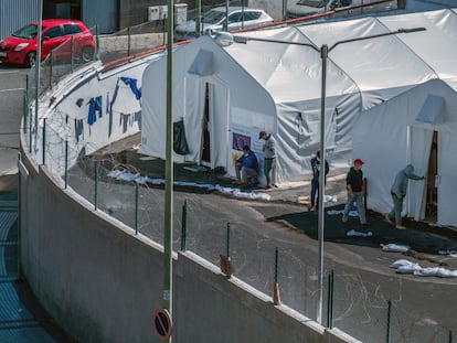 Un río de desechos de cloaca corre por parte del campo de migrantes Canarias 50, en Las Palmas de Gran Canaria.