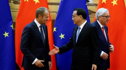 El presidente del Consejo Europeo, Donald Tusk, junto al primer ministro chino, Li Keqiang, y al presidente de la Comisión Europea, Jean-Claude Juncker, en Pekín, en 2018. 