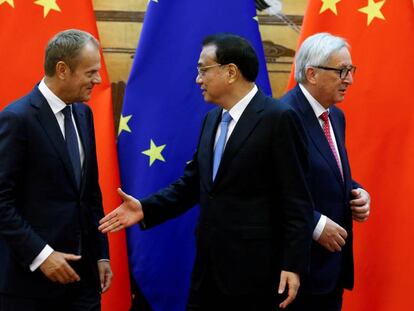 El presidente del Consejo Europeo, Donald Tusk, junto al primer ministro chino, Li Keqiang, y al presidente de la Comisión Europea, Jean-Claude Juncker, en Pekín, en 2018. 