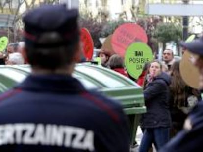 Agentes de la Ertzaintza custodian la zona de San Sebastián donde se ubica el despacho de abogados del diputado del PP José Eugenio Azpiroz, ante la presencia de un escrache convocado por la plataforma Stop Desahucios Gipuzkoa.