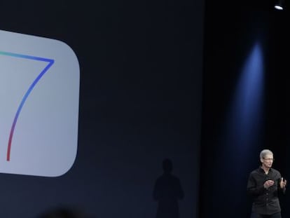 Tim Cook presenta iOS 7 para iPhone e iPad.