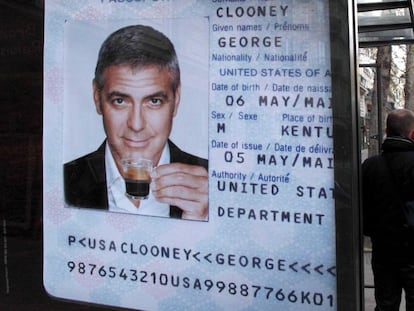 O ator George Clooney, imagem de uma célebre marca de café de cápsulas, em anúncio em uma parada de ônibus em Paris.