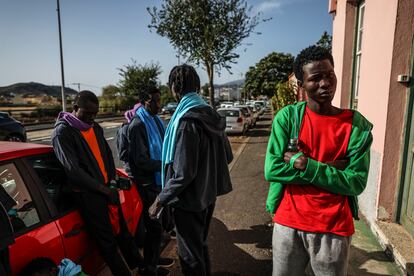 El éxodo de jóvenes de Senegal, en pleno retroceso democrático, ha disparado las llegadas a las Islas Canarias. En lo que va de año ya son 20.000 desembarcos, 5.000 solo en estos primeros días de septiembre.