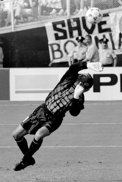 Zubizarreta despeja un balón durante el partido de los octavos del Mundial de 1994, en el que España se impuso a Suiza (3-0).