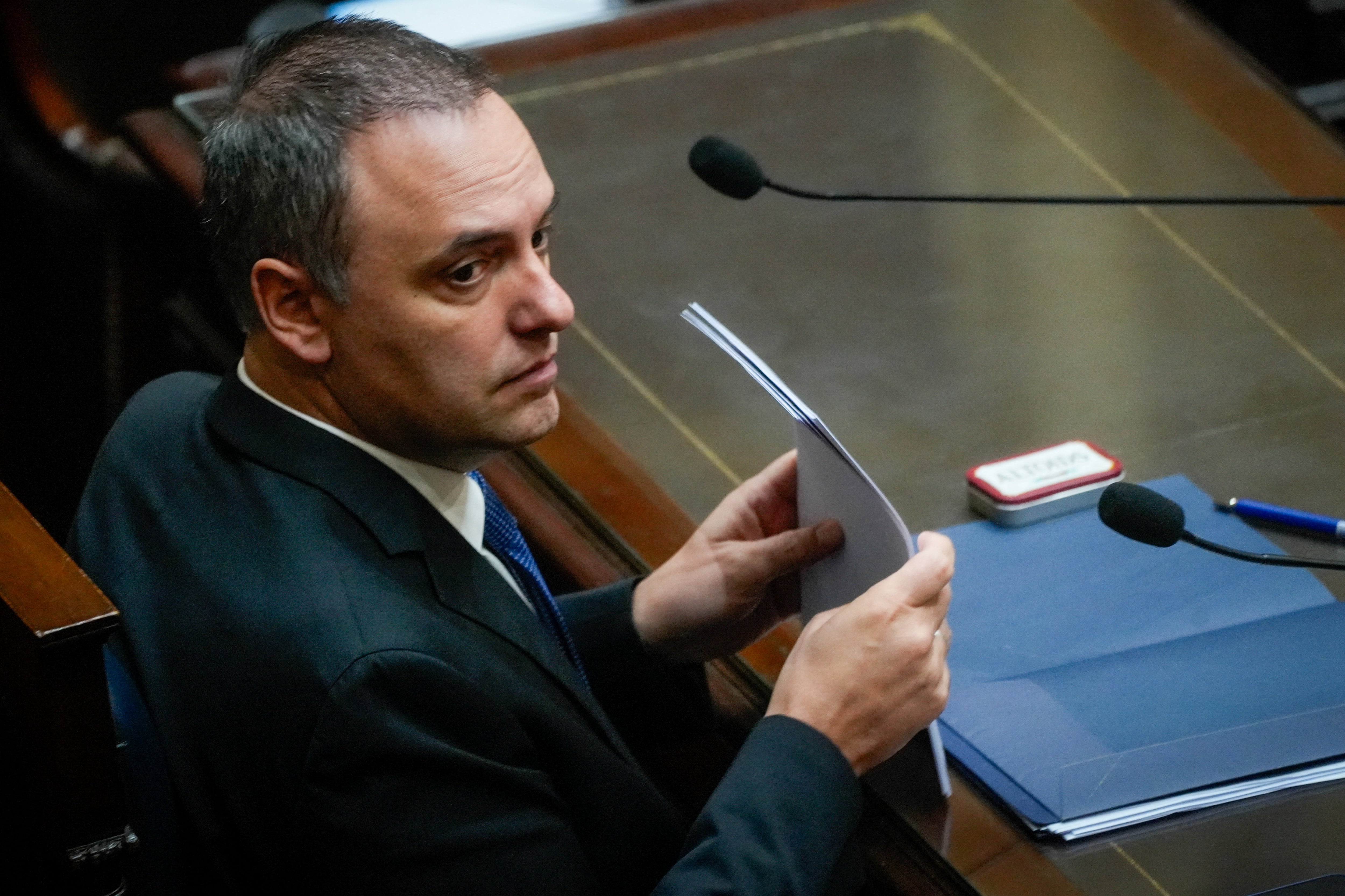 Viajes, propiedades y pagos en efectivo: las sospechas de corrupción asedian al jefe de ministros de Milei
