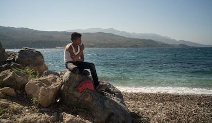 Un refugiado adolescente mira hacia Turquía desde la isla griega de Samos, a tan solo una milla, cruzando el estrecho de Mycale.