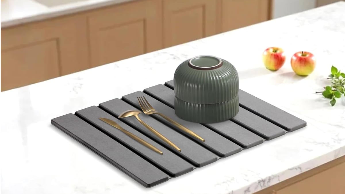 Esta alfombrilla para escurrir platos tiene un diseño minimalista.