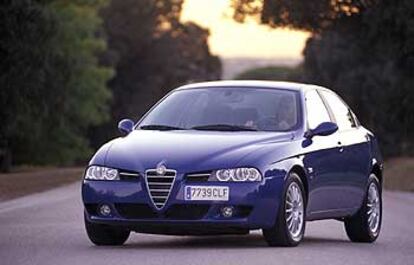 La nueva parrilla -inspirada en el Alfa 147-, las llantas de 16 pulgadas y los faros multifocales más estrechos son los cambios estéticos más llamativos del nuevo Alfa Romeo 156.