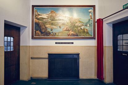 Interior de Conway Hall, donde se puede leer: “Y los dioses ríen”.