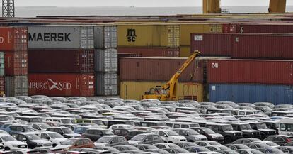 Coches almacenados en el puerto de Bremerhaven, en Germany.