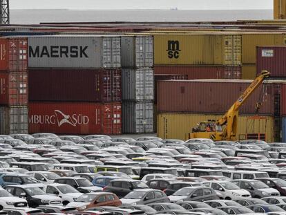 Coches almacenados en el puerto de Bremerhaven, en Germany.