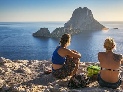 Cala d’Hort, con vistas al islote de Es Vedrà.
 