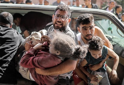 Dos niños heridos son trasladados al hospital Nasser de Jan Yunis (Gaza). 