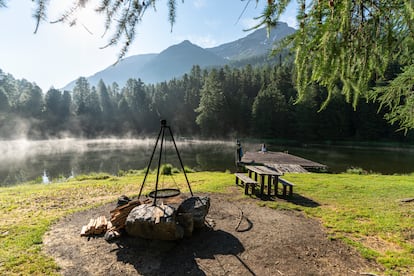 Mesa de pícnic junto al lago Marsch, cerca de Pontresina (Suiza).