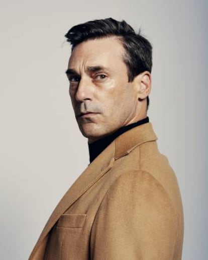 Jon Hamm posa en exclusiva para ICON con abrigo y jersey de cuello vuelto, también Emidio Tucci.