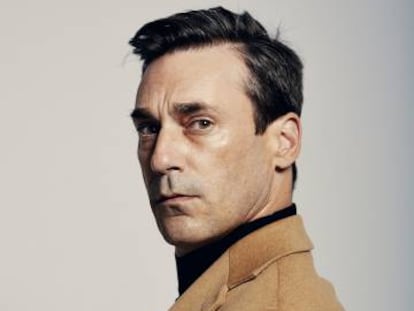 Jon Hamm posa en exclusiva para ICON con abrigo y jersey de cuello vuelto, también Emidio Tucci.