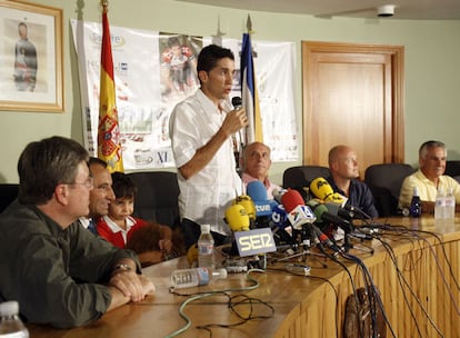 El séptimo español en ganar el Tour nació en El Barraco (2.000 habitantes), un pueblo que ha seguido con intensidad la ronda francesa. Sastre ha dado una multitudinaria rueda de prensa en el pleno del consistorio 
abulense.