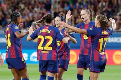 Las jugadoras del FC Barcelona celebran el segundo gol del equipo durante el partido de este sábado ante el Alhama ElPozo CF.