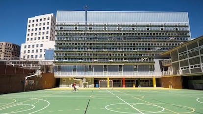 Nuevo Pabellón polideportivo L'illa en la Calle Numancia.