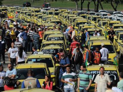 Taxistas protestam contra o Uber no Rio.