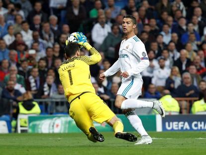 Cristiano Ronaldo en acción ante Hugo Lloris.