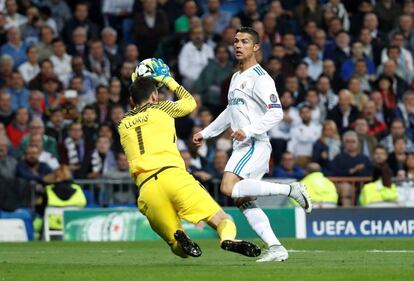 Cristiano Ronaldo en acción ante Hugo Lloris.