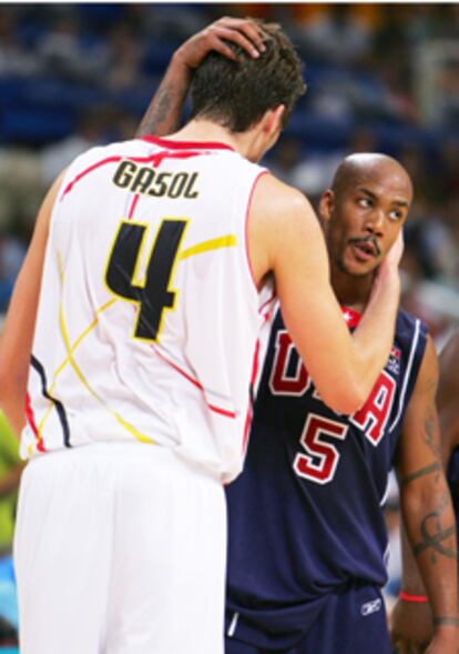 Pau Gasol y Stephon Marbury se saludan tras el partido.