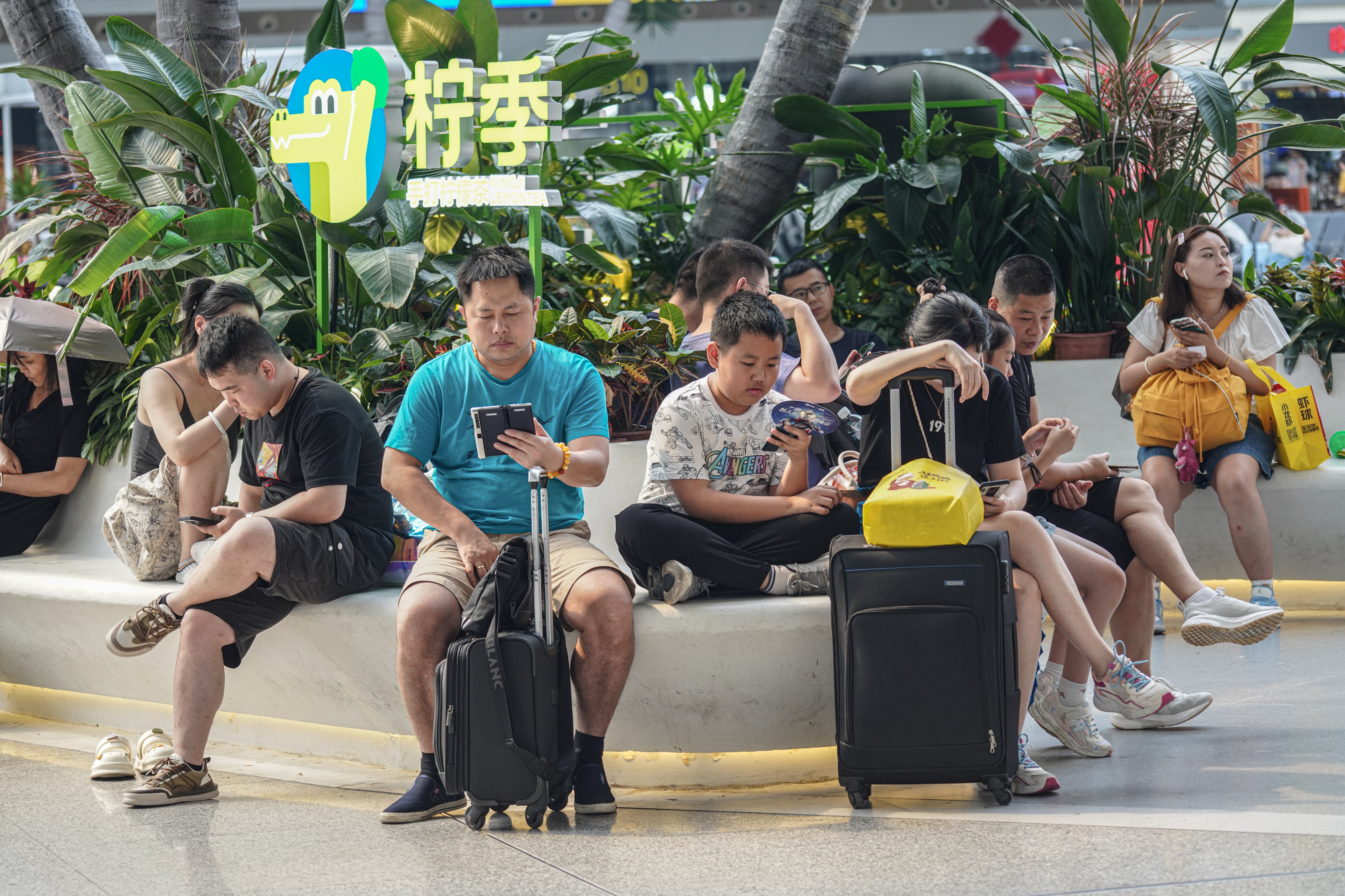Varias personas utilizan sus móviles en la popular estación de tren Guangzhou South, en la provincia de Guangdong, China. 
