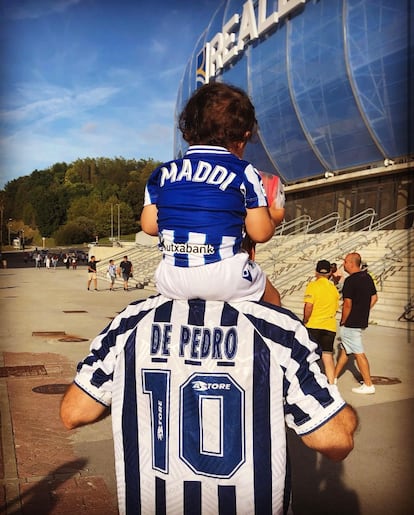 Mikel Lizarazu, fan de la Real Sociedad, con su hija Maddi en el estadio Reale Arena.