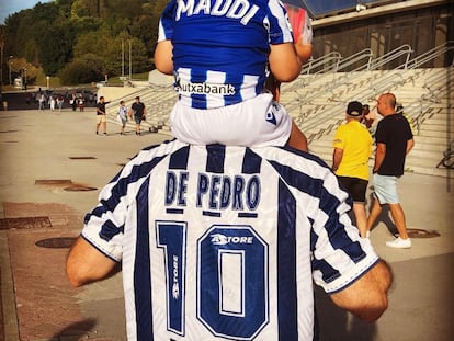 Mikel Lizarazu, fan de la Real Sociedad, con su hija Maddi en el estadio Reale Arena.