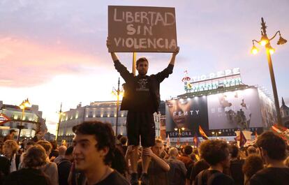 Manifestantes se concentran en la Puerta del Sol a favor de la consulta catalana este domingo.