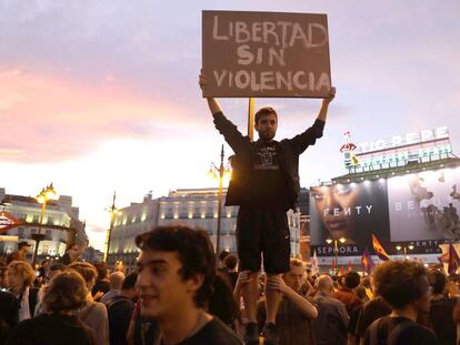 Manifestantes se concentran en la Puerta del Sol a favor de la consulta catalana este domingo.