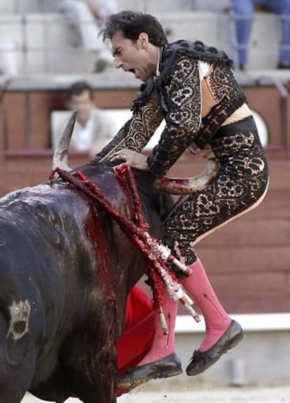 Momento en que el toro de Gavira infirió una cornada a Fernando Cruz