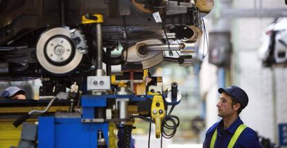 Un trabajador en la cadena de montaje de una factor&iacute;a.